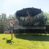 Děti si hrají na zahradě a skáčou na trampolíně Springfree R132 Jumbo Round